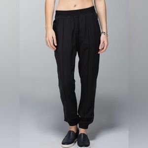Lululemon Mat to street Pant size 10